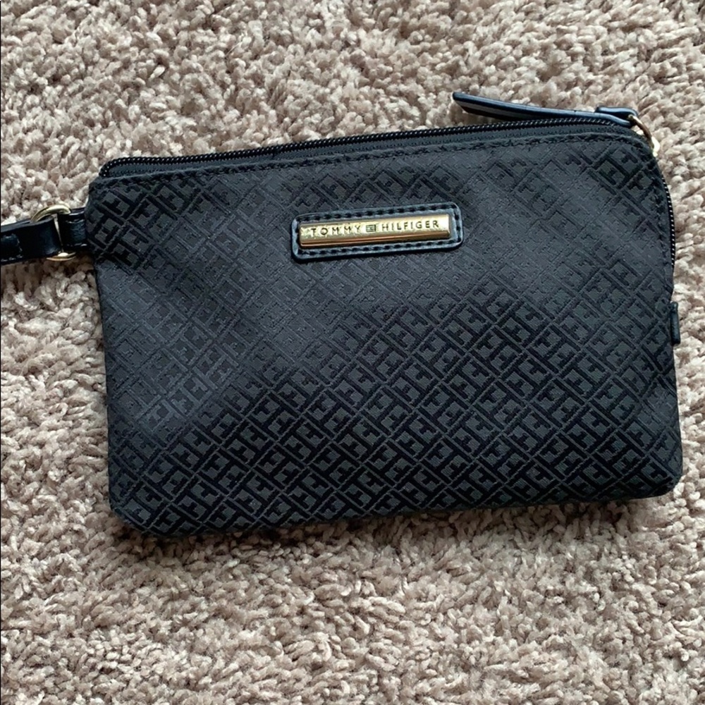 tommy wristlet